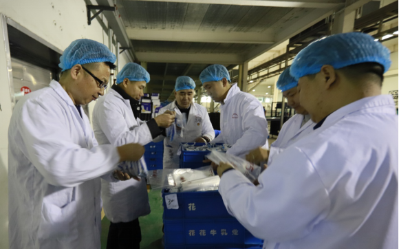 黨員帶頭赴一線 助力春節(jié)保生產(chǎn)—花花牛別樣“生產(chǎn)突擊隊(duì)”助力車間生產(chǎn) 黨員帶頭赴一線 助力春節(jié)保生產(chǎn)—花花牛別樣“生產(chǎn)突擊隊(duì)”助力車間生產(chǎn)