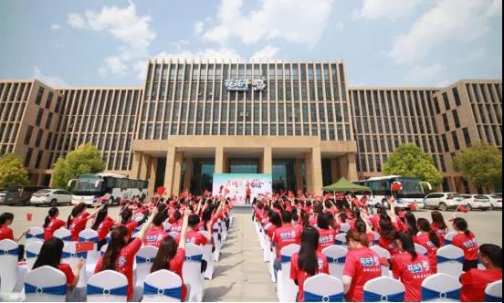 做白色的牛奶，創(chuàng)紅色的企業(yè)，花花牛乳業(yè)集團(tuán)青春歌會(huì)慶祝建黨100周年