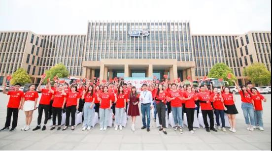 做白色的牛奶，創(chuàng)紅色的企業(yè)，花花牛乳業(yè)集團(tuán)青春歌會(huì)慶祝建黨100周年