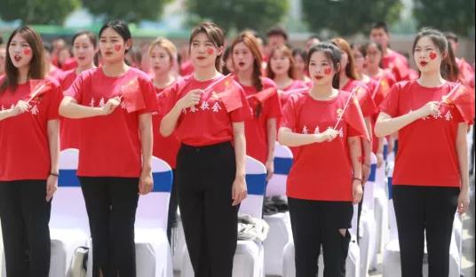 做白色的牛奶，創(chuàng)紅色的企業(yè)，花花牛乳業(yè)集團(tuán)青春歌會(huì)慶祝建黨100周年