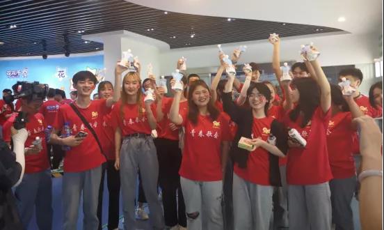 做白色的牛奶，創(chuàng)紅色的企業(yè)，花花牛乳業(yè)集團(tuán)青春歌會(huì)慶祝建黨100周年