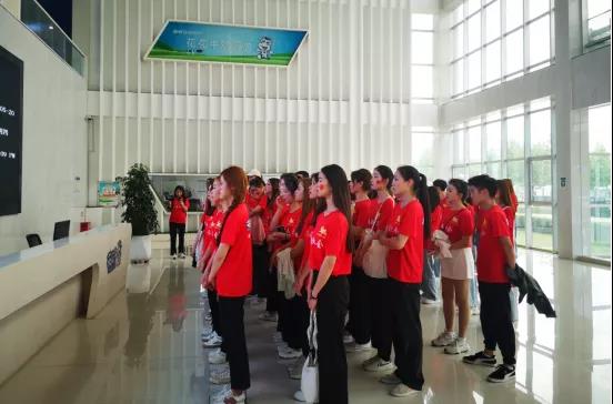 做白色的牛奶，創(chuàng)紅色的企業(yè)，花花牛乳業(yè)集團(tuán)青春歌會(huì)慶祝建黨100周年