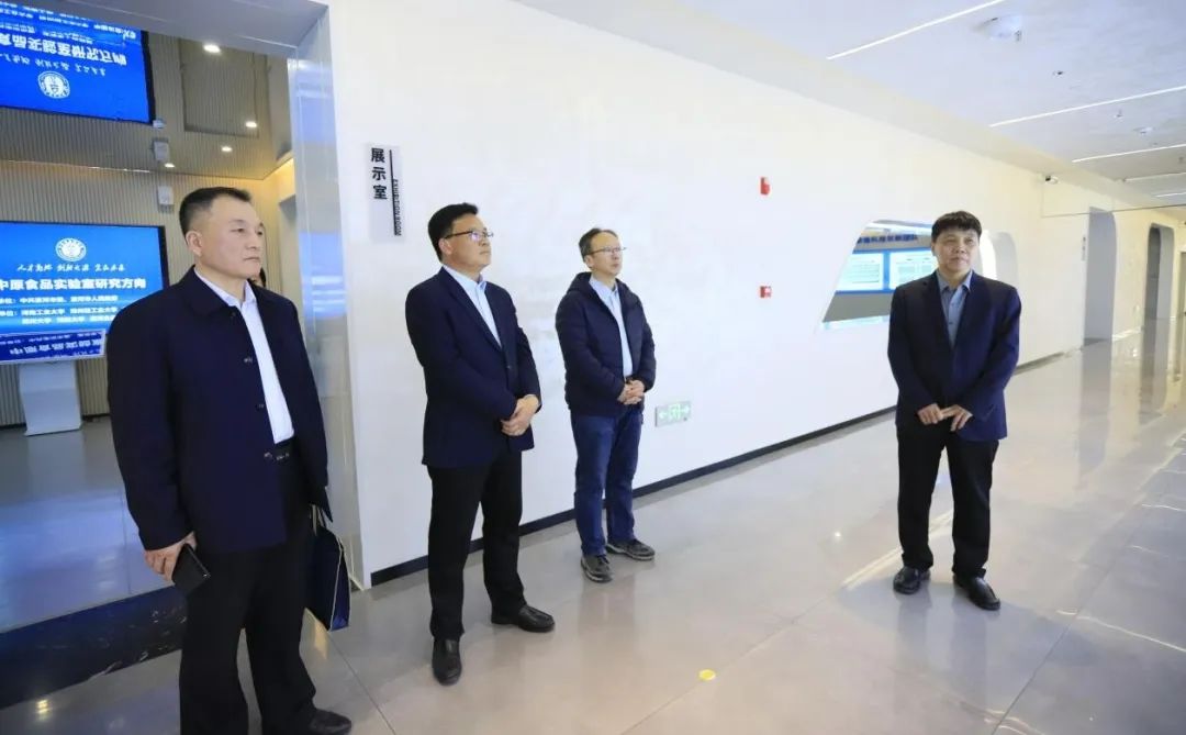 花花牛乳業(yè)集團黨委書記、董事長唐洪峰一行赴中原食品實驗室同中國工程院院士、中原食品實驗室主任任發(fā)政座談交流