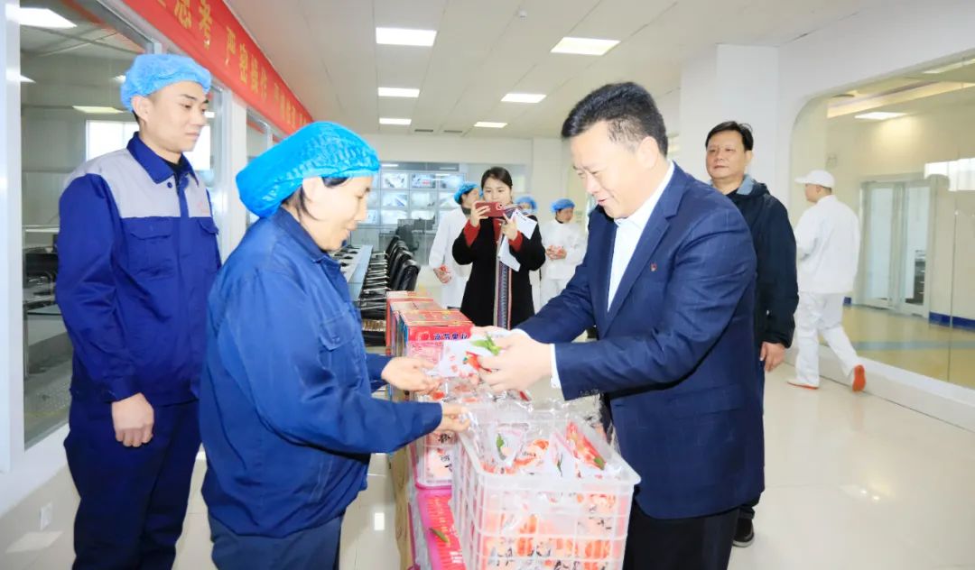 新春慰問(wèn)送關(guān)懷——集團(tuán)黨委書(shū)記、董事長(zhǎng)慰問(wèn)春節(jié)期間堅(jiān)守崗位的一線職工