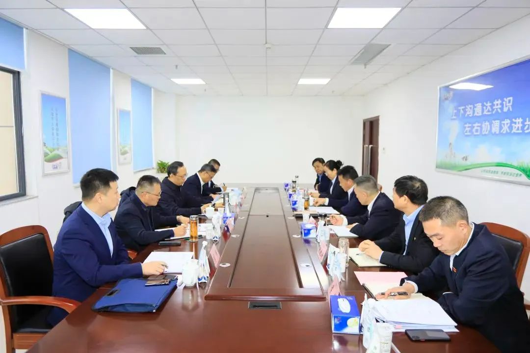 省政府國資委黨委書記、主任李濤一行到花花牛乳業(yè)集團調(diào)研