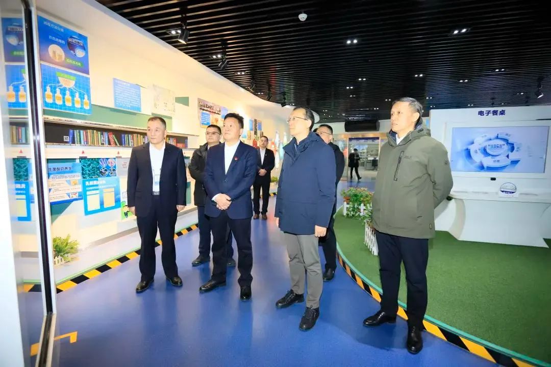 省政府國資委黨委書記、主任李濤一行到花花牛乳業(yè)集團調(diào)研