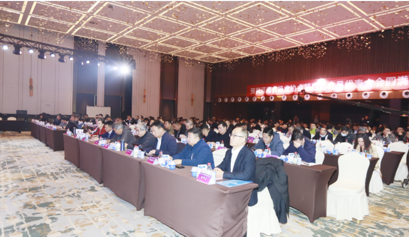 河南奶業(yè)發(fā)展啟航新征程——花花牛乳業(yè)集團黨委書記、董事長唐洪峰當選河南省奶業(yè)協(xié)會會長