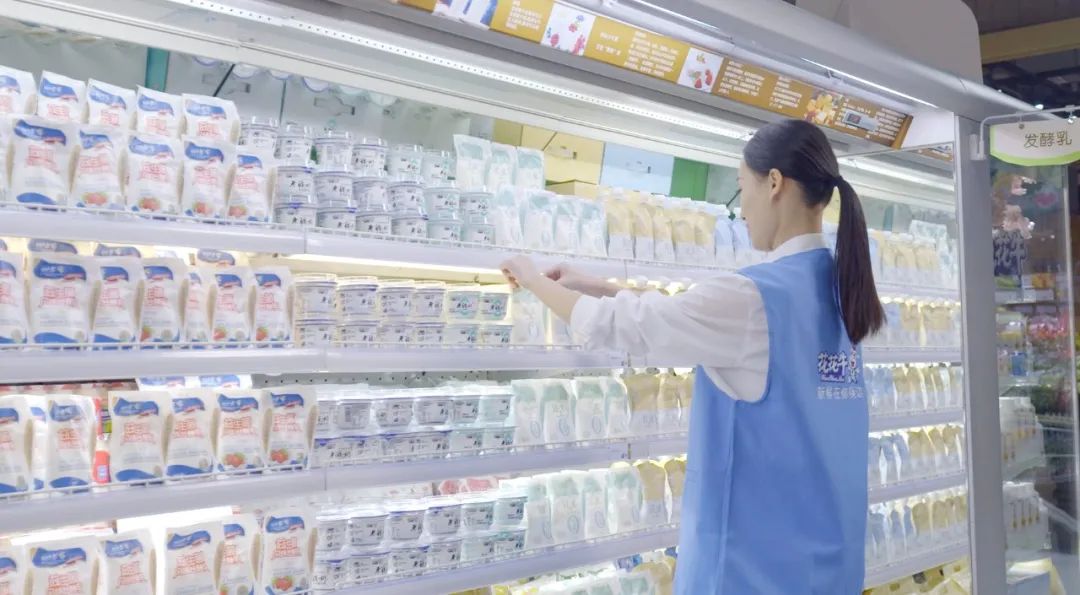 點(diǎn)贊！河南日?qǐng)?bào)要聞02版——報(bào)道花花牛乳業(yè)集團(tuán)鄭州分公司乳制品生產(chǎn)場(chǎng)景，彰顯花花牛乳業(yè)集團(tuán)發(fā)展新活力