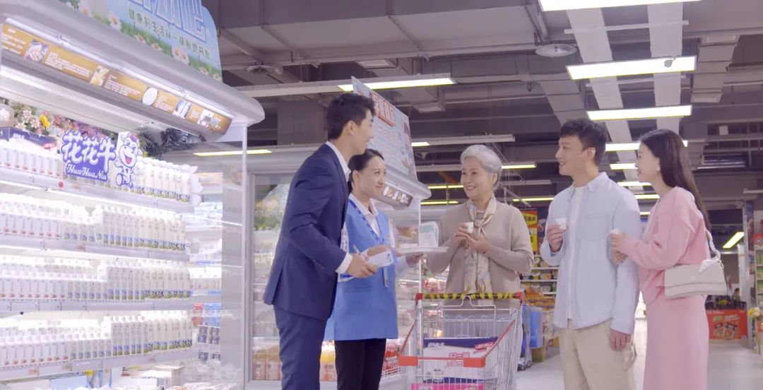 點(diǎn)贊！河南日?qǐng)?bào)要聞02版——報(bào)道花花牛乳業(yè)集團(tuán)鄭州分公司乳制品生產(chǎn)場(chǎng)景，彰顯花花牛乳業(yè)集團(tuán)發(fā)展新活力