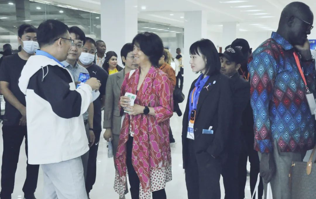 北京大學(xué)南南合作與發(fā)展學(xué)院教授、全球伙伴關(guān)系主任周詠梅一行蒞臨花花牛平輿瑞亞牧業(yè)參觀調(diào)研