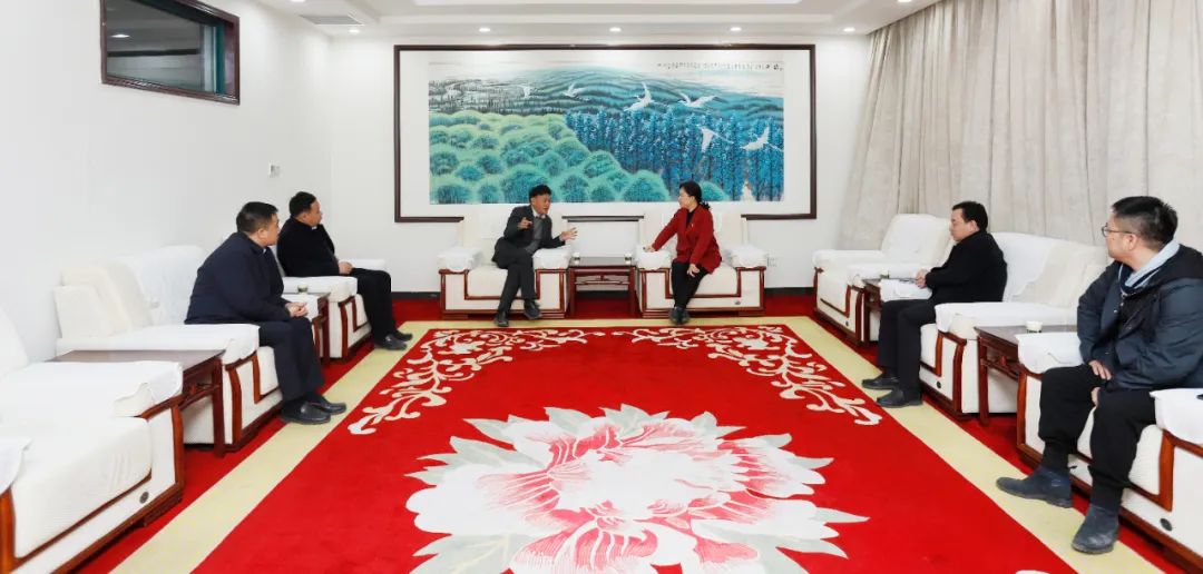 發(fā)揮產(chǎn)業(yè)優(yōu)勢 助力鄉(xiāng)村振興 | 民權(quán)縣委副書記、縣長王靜嫻會(huì)見關(guān)曉彥董事長一行
