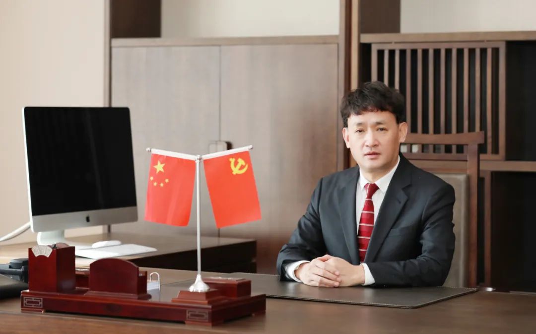 雙雙獲獎(jiǎng) 喜事連連｜ 花花牛乳業(yè)集團(tuán)榮獲“河南省知名品牌”獎(jiǎng)，董事長關(guān)曉彥榮膺“2022年度品牌人物”