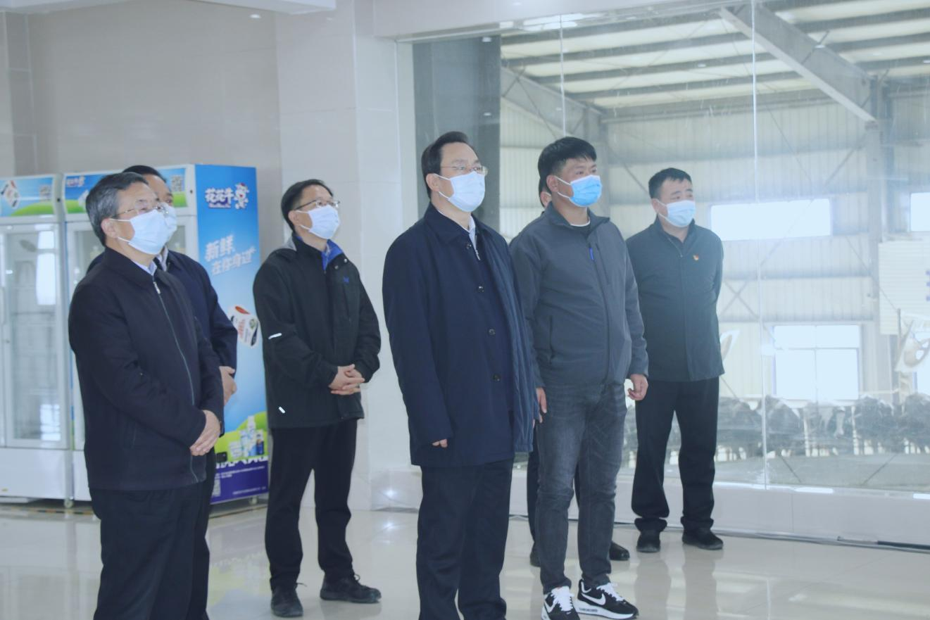 河南省人大常委會黨組書記、副主任孔昌生蒞臨花花牛魯山瑞亞牧場參觀調(diào)研