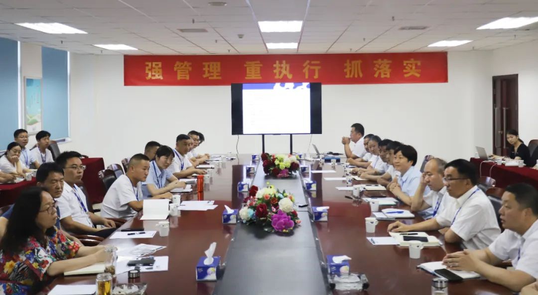 勇?lián)姑な卣齽?chuàng)新｜花花牛乳業(yè)集團(tuán)召開營(yíng)銷、養(yǎng)殖及飼料月度經(jīng)營(yíng)工作會(huì)議