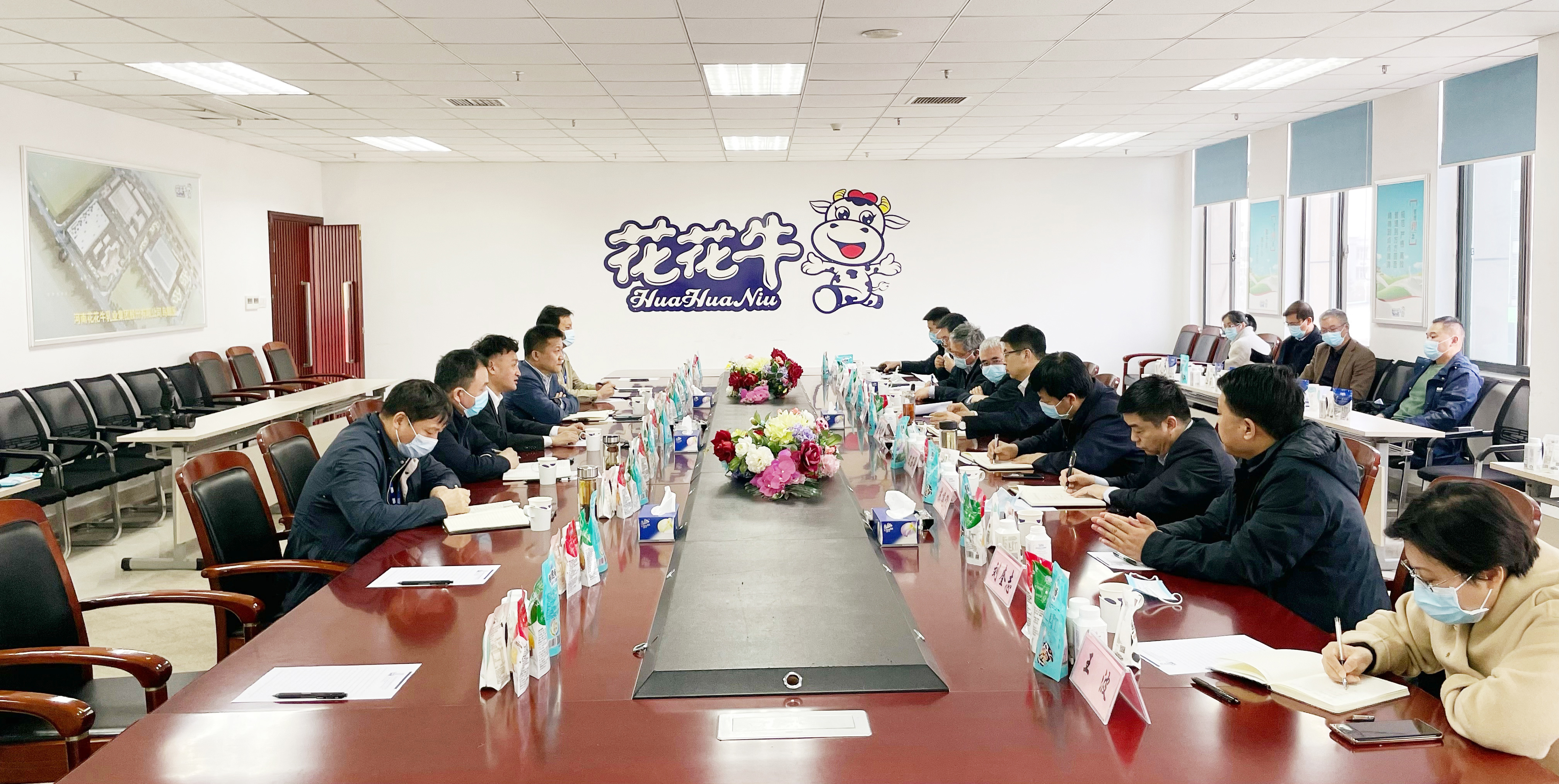 河南省委常委、副省長(zhǎng)費(fèi)東斌蒞臨 花花牛乳業(yè)集團(tuán)調(diào)研