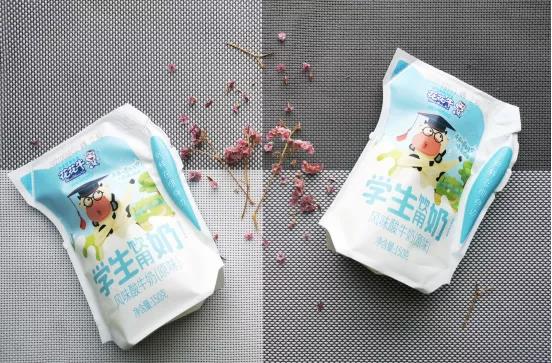 花花牛首款愛克林低溫學(xué)生飲用酸牛奶上市啦?。。? title=