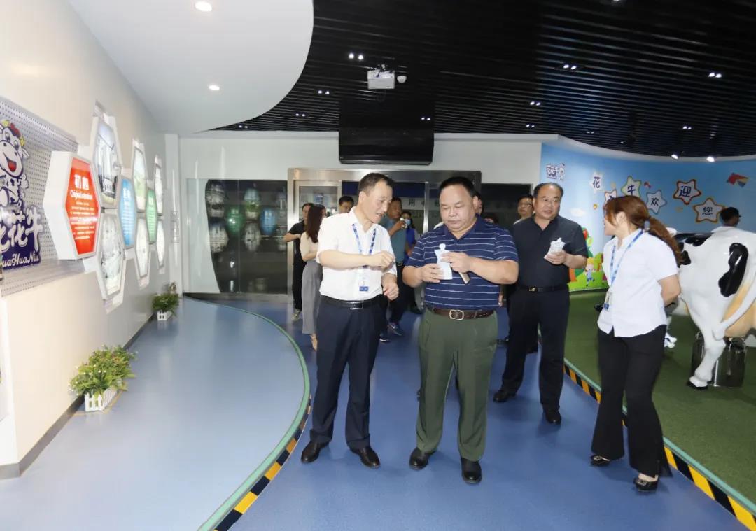 快訊 | 河南省人民政府食品安全委員會辦公室第三批食品安全示范區(qū)驗收組領(lǐng)導(dǎo)蒞臨花花牛乳業(yè)集團驗收食品安全示范區(qū)建設(shè)情況