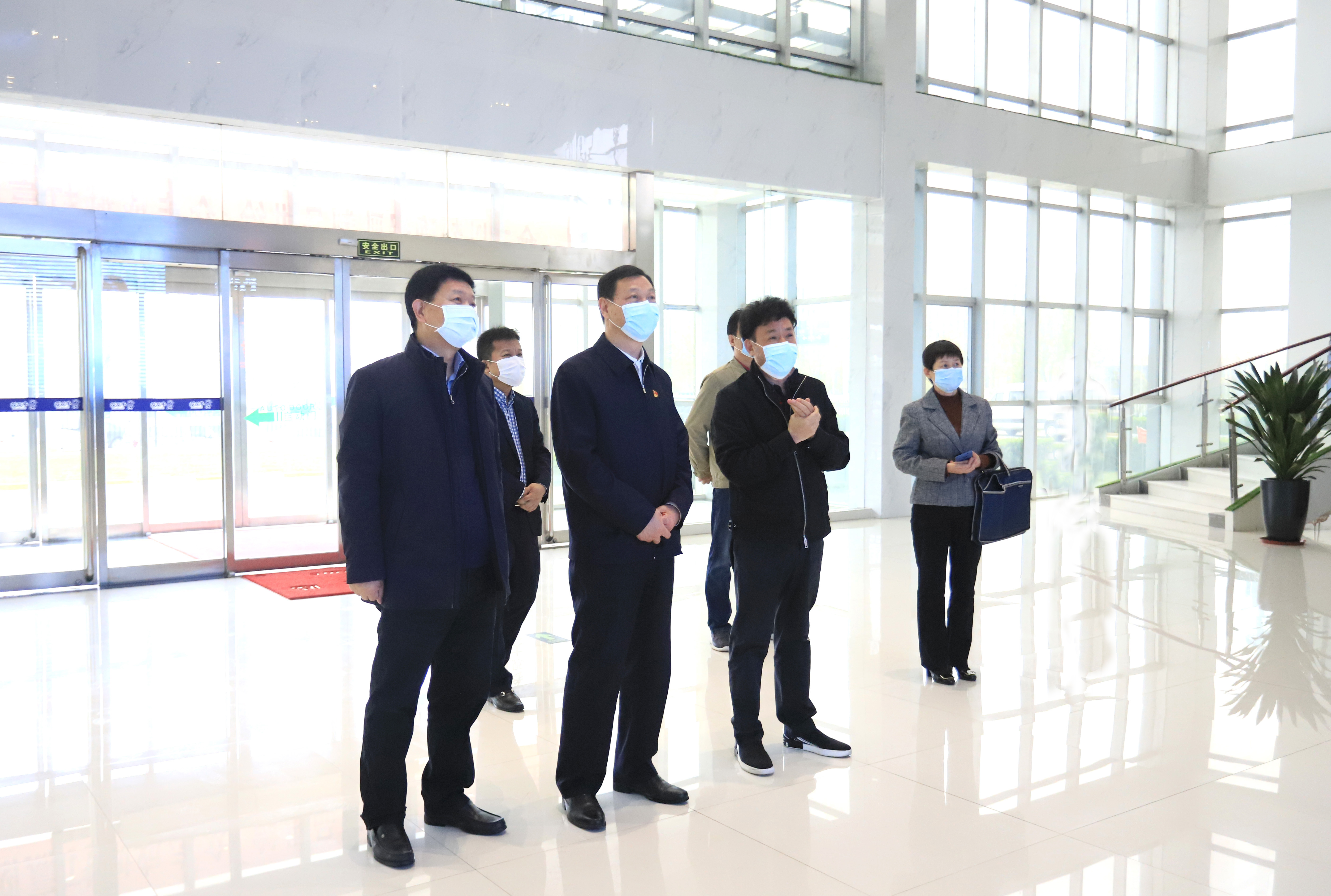 河南省委農(nóng)辦主任、農(nóng)業(yè)農(nóng)村廳廳長(zhǎng)申延平一行調(diào)研河南花花牛乳業(yè)集團(tuán)