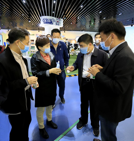 鄭州市人大副主任孫黎、市政府副市長李喜安一行 蒞臨花花牛開展“三送一強(qiáng)”活動(dòng)