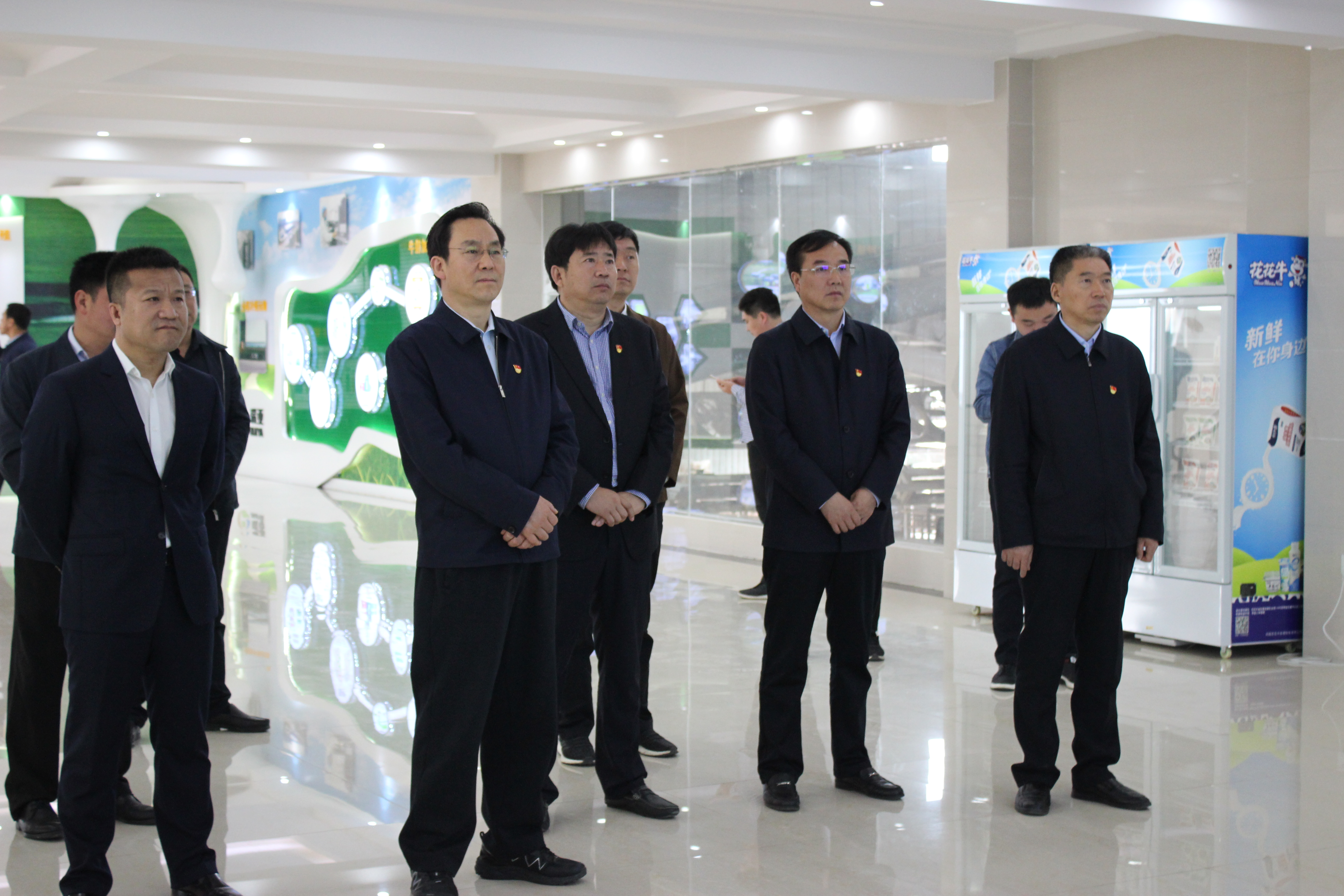 河南省委常委、組織部部長(zhǎng)孔昌生 蒞臨河南花花牛集團(tuán)魯山瑞亞牧業(yè)有限公司調(diào)研