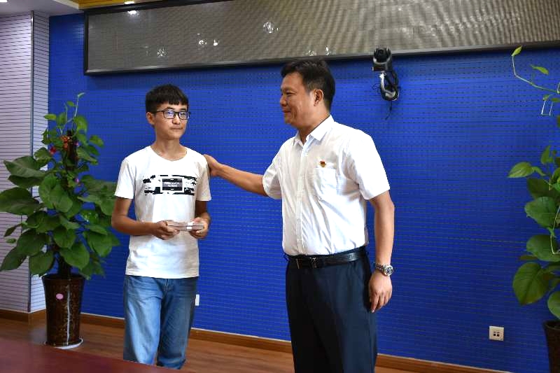 花花牛濟困解難，助力學(xué)子圓夢香江