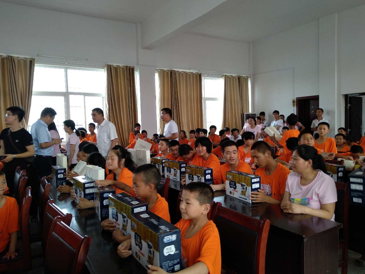 “關(guān)愛特殊兒童，讓愛灑滿人間—花花牛乳業(yè)集團(tuán)2018中國(guó)小康牛奶行動(dòng)” 公益助學(xué)泌陽捐贈(zèng)儀式