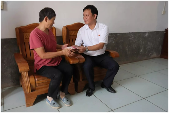 秋種化肥進農(nóng)戶 精準扶貧及時雨 | 花花牛集團精準扶貧在行動