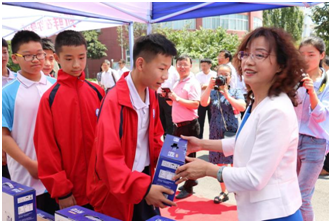 “健康中原，牛奶伴您行——花花牛乳業(yè)集團(tuán)2018中國(guó)小康牛奶行動(dòng)” 公益助學(xué)啟動(dòng)儀式隆重舉行