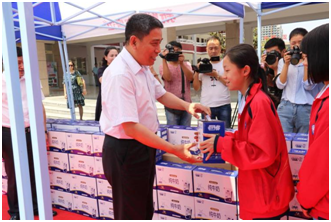 “健康中原，牛奶伴您行——花花牛乳業(yè)集團(tuán)2018中國(guó)小康牛奶行動(dòng)” 公益助學(xué)啟動(dòng)儀式隆重舉行