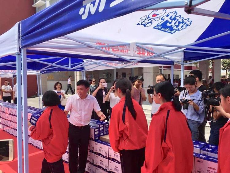 “健康中原，牛奶伴您行——花花牛乳業(yè)集團(tuán)2018中國(guó)小康牛奶行動(dòng)” 公益助學(xué)啟動(dòng)儀式隆重舉行