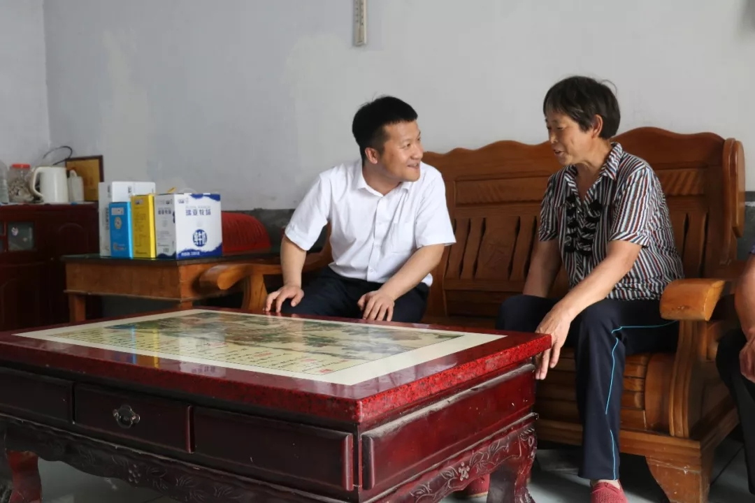 花花牛乳業(yè)集團走訪慰問貧困戶 結對幫扶暖人心