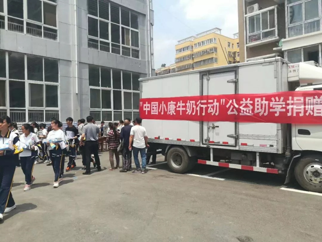 花花牛|捐助教育100萬元！做公益，我們是認真的！