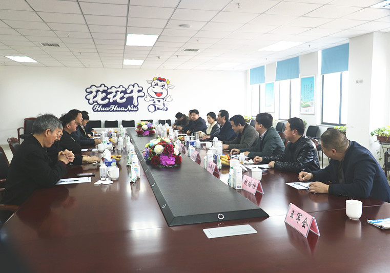 封丘縣縣長王獻(xiàn)臣一行蒞臨 花花牛集團(tuán)養(yǎng)殖、乳品事業(yè)部參觀調(diào)研