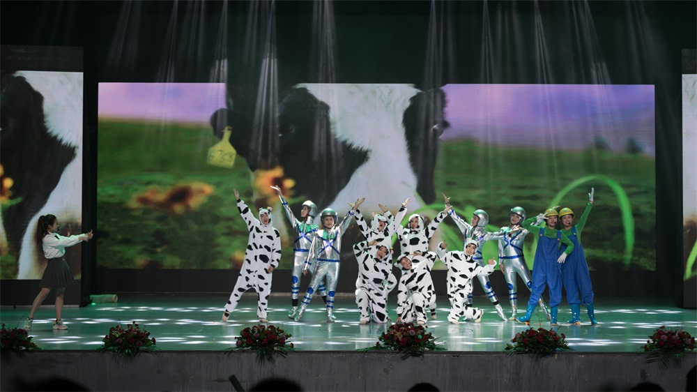 “不忘初心、聚力前行” 花花牛集團2018迎新春聯(lián)歡會隆重舉行