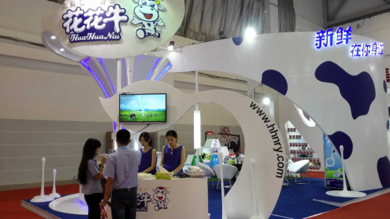花花牛牛氣沖天！農(nóng)業(yè)部長品嘗“領(lǐng)暢”點(diǎn)贊，又獲國際奶業(yè)平臺青睞