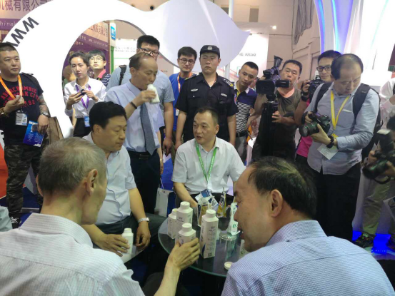 花花牛牛氣沖天！農(nóng)業(yè)部長品嘗“領(lǐng)暢”點(diǎn)贊，又獲國際奶業(yè)平臺青睞