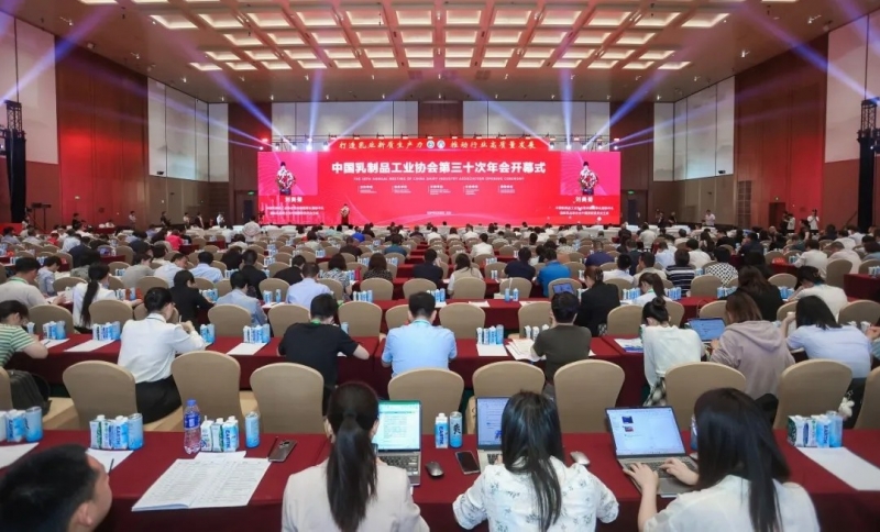 花花牛乳業(yè)集團(tuán)黨委書記、董事長唐洪峰一行參加中國乳制品工業(yè)協(xié)會第三十次年會暨2024中國（國