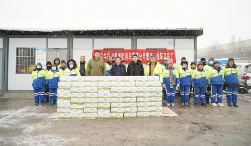 慰問一線環(huán)衛(wèi)工，禮贈新鮮花花牛