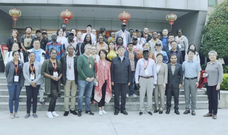 北京大學(xué)南南合作與發(fā)展學(xué)院教授、全球伙伴關(guān)系主任周詠梅一行蒞臨花花牛平輿瑞亞牧業(yè)參觀調(diào)研