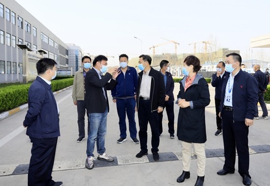 鄭州市人大副主任孫黎、市政府副市長李喜安一行 蒞臨花花牛開展“三送一強(qiáng)”活動