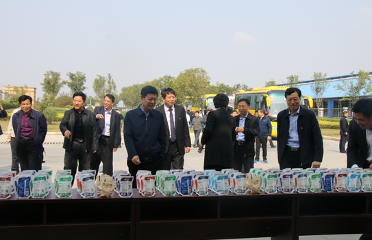 河南省農牧業(yè)產業(yè)扶貧工作觀摩團蒞臨花花牛集團·魯山瑞亞牧業(yè)有限公司參觀考察