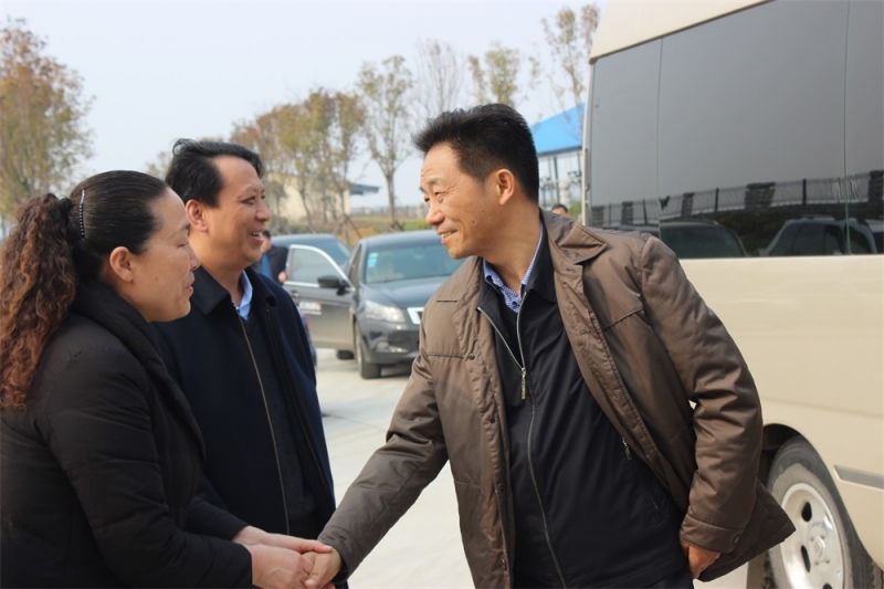 河南省財政廳副廳長龐學(xué)孟一行蒞臨花花牛集團養(yǎng)殖事業(yè)部魯山瑞亞牧業(yè)有限公司調(diào)研