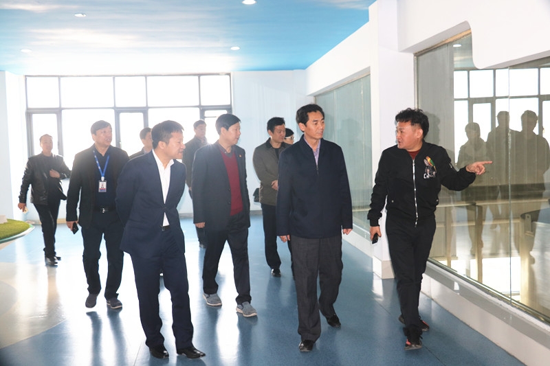 封丘縣縣長王獻臣一行蒞臨花花牛集團養(yǎng)殖、乳品事業(yè)部參觀調(diào)研