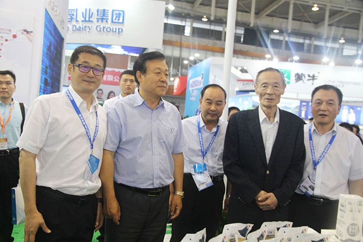 花花牛亮相第八屆中國奶業(yè)大會，又獲農(nóng)業(yè)部長一聲贊！