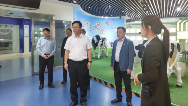 鄭州市人民檢察院黨組書(shū)記、代檢察長(zhǎng)張道偉一行蒞臨河南花花牛乳業(yè)集團(tuán)參觀調(diào)研